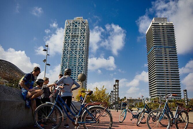 Visite insolite de Barcelone à vélo (en français) - Exploring Barcelona on Two Wheels: A Unique Bike Tour