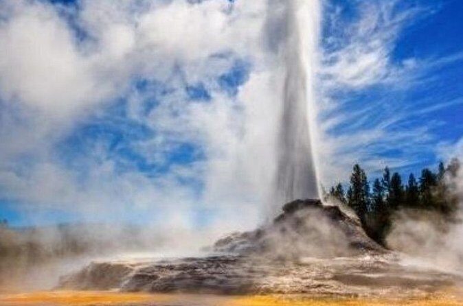 Volcanic Wonderland at Yellowstones Hot Springs and Geysers - Introduction to Yellowstone’s Geothermal Powerhouse