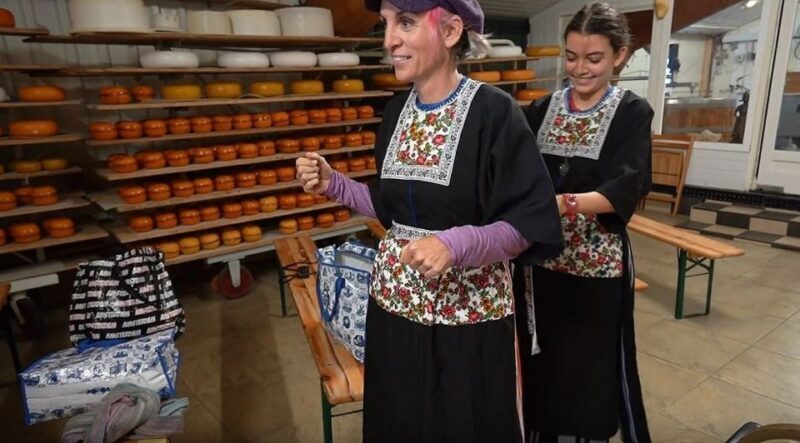 Volendam: Traditional Costume Photo with Cheese & Clog Tour - Experience the Charm of Volendam: Costume Photo, Cheese & Clog Tour