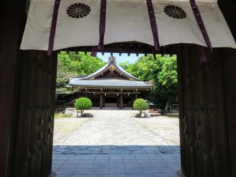 Wakayama: Cat Stationmasters and Local Myths, Train Tour - Visiting the Three Main Shrines of Wakayama