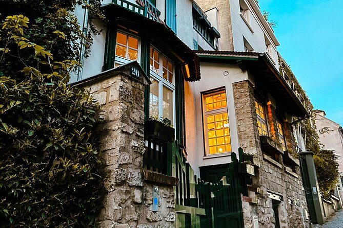 Walking Tour in Montmartre with a guide - The Sum Up