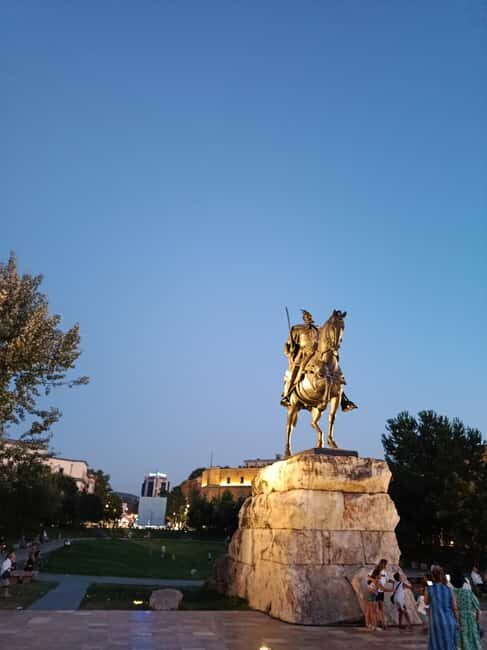 Walking tour of Tirana - discoveries, history, and culture (in FRENCH) - The Pyramid and the Neighborhood of Blloku