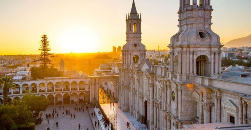 Walking tour through the Historic Center of Arequipa - Walking Through San Lázaro and Historic Sights