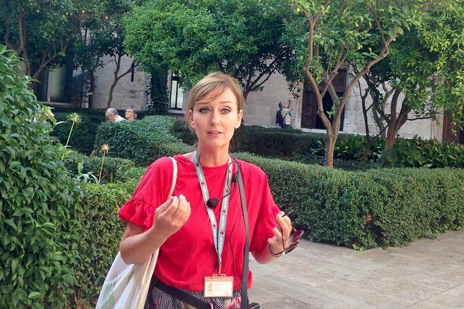 Walking tour through the old town with a Dutch-speaking city guide - Who should consider this tour?