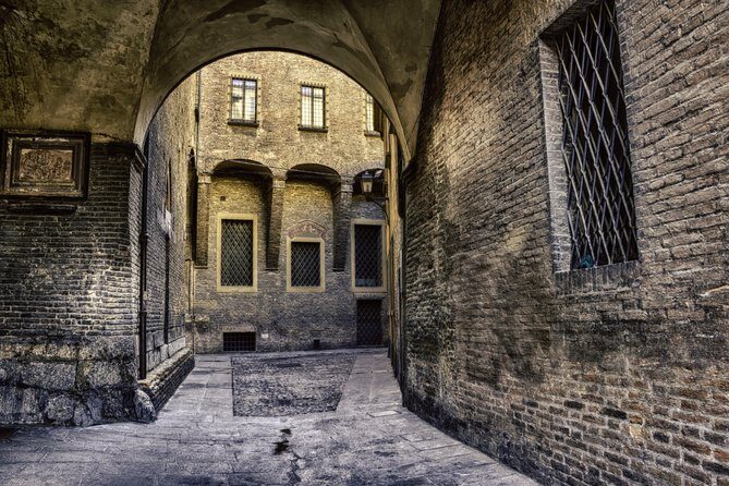 Walking tour unveiling Bologna - Key Points