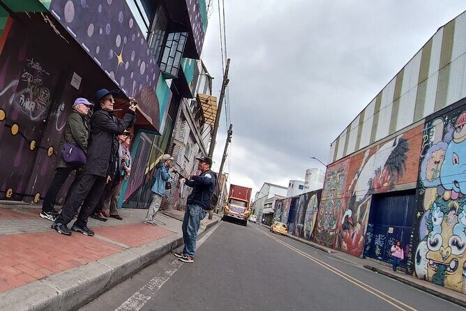 Walls of Wonder: Immersive Journey through Distrito Graffiti - Key Points