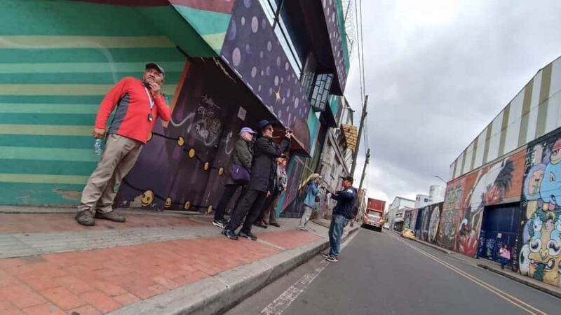 Walls of Wonder: Immersive Journey through Distrito Graffiti - Walls of Wonder: An In-Depth Look at Distrito Graffiti’s Express Tour