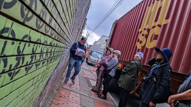 Walls of Wonder: Immersive Journey through Distrito Graffiti - Why This Tour Stands Out