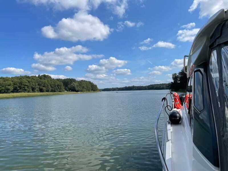 Waren (Müritz): Fun Cruise motor yacht with skipper - 8 hours - Discover the Wonders of Müritz by Boat