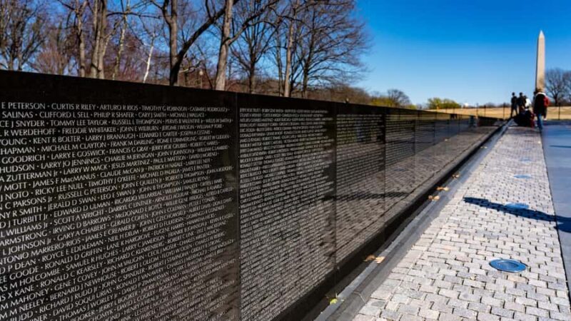 Washington DC: Electric Cart Guided Highlights Tour - Reflecting at the Vietnam Veterans Memorial