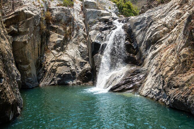 Waterfall in the jungle of Puerto Vallarta - Key Points