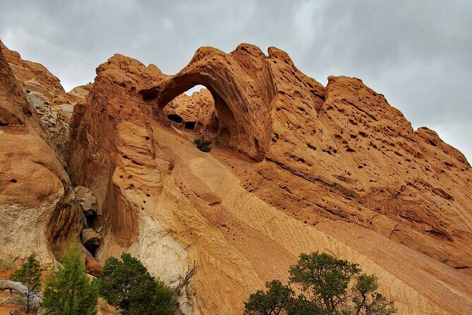 Waterpocket Fold Offroad Tour to Strike Valley Overlook - Discover Utah’s Geologic Wonder on the Waterpocket Fold Offroad Tour