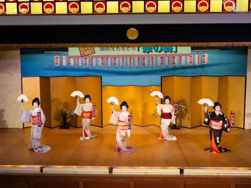 Weekend Geisha Dance Performance "Hana-no-Mai" in Atami - Arriving at the Venue Without a Rush