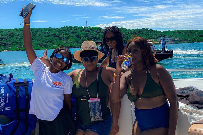 Weekend party on Isla Cholón - What Sets This Tour Apart