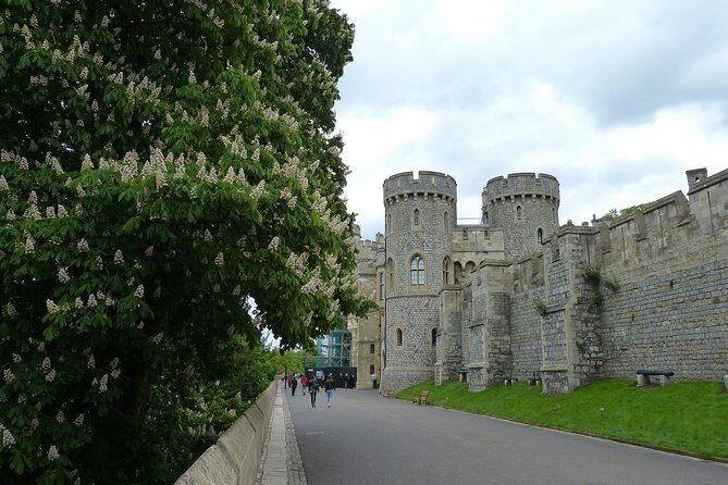 Windsor Castle & Hampton Court Palace, Private Tour Including entry pass - FAQ