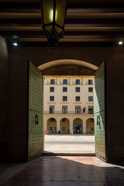 Wine trip in the Alicante region served 4 courses lunch! - Who This Tour Suits Best