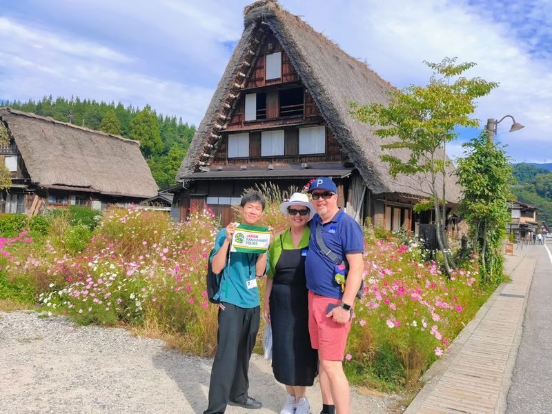 World Heritage Shirakawa-go and KanazawaTour by Professional guide - Walking Shirakawa-go at your own pace