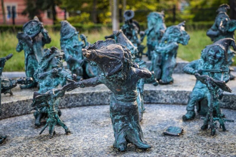 Wrocaw: Old Town and Ostrów Tumski Walking Tour in English - Key Points