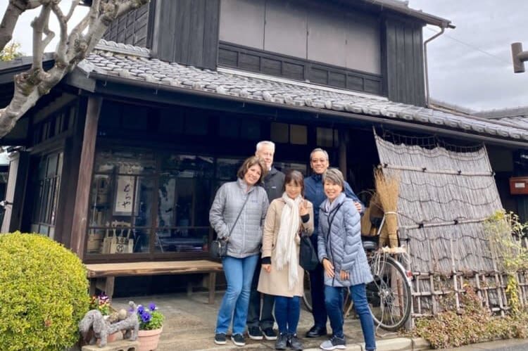 Yanaka Historical City Exploration Walking Tour in Tokyos Old Town - Painting a lucky cat in an old folk house