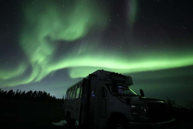 Yellowknife: Northern Lights Chasing Tour by Bus - The Experience of Watching the Aurora