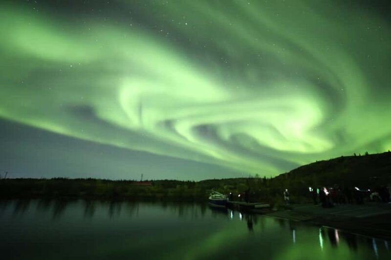Yellowknife: Northern Lights Chasing Tour by Bus - Price and Value