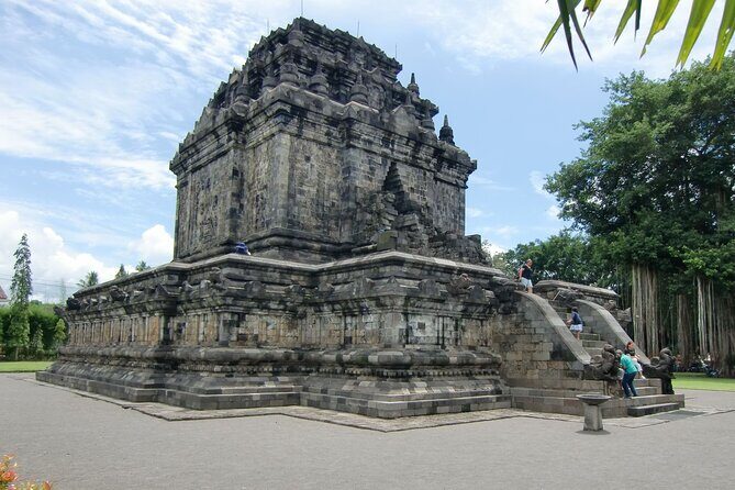 Yogyakarta Day trip Borobudur & Prambanan Temples - FAQ