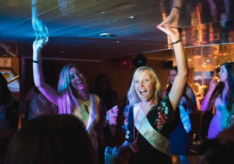 York: Party Cruise with Drink, Dinner, and DJ - The Experience in Detail