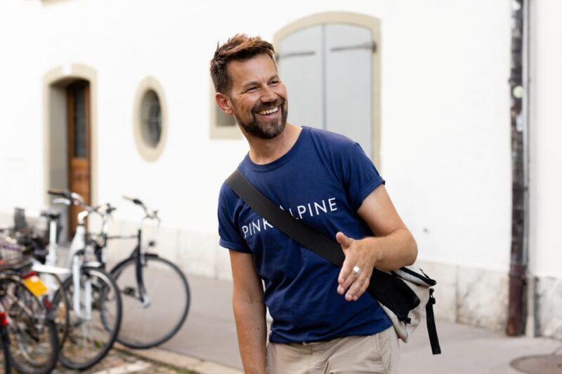 Zurich: LGBTQ city tour through Zurich incl. raclette - Visiting a Popular Gay Bar